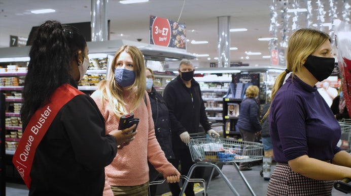 M&S'nin kuyrukta ödeme işlemi