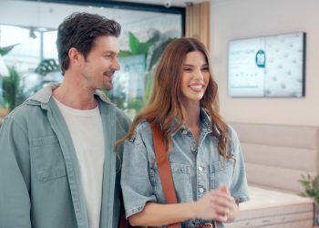 Lova Yatak’ın yeni reklam filminin başrolünde Larissa – Burak Gacemer çifti var