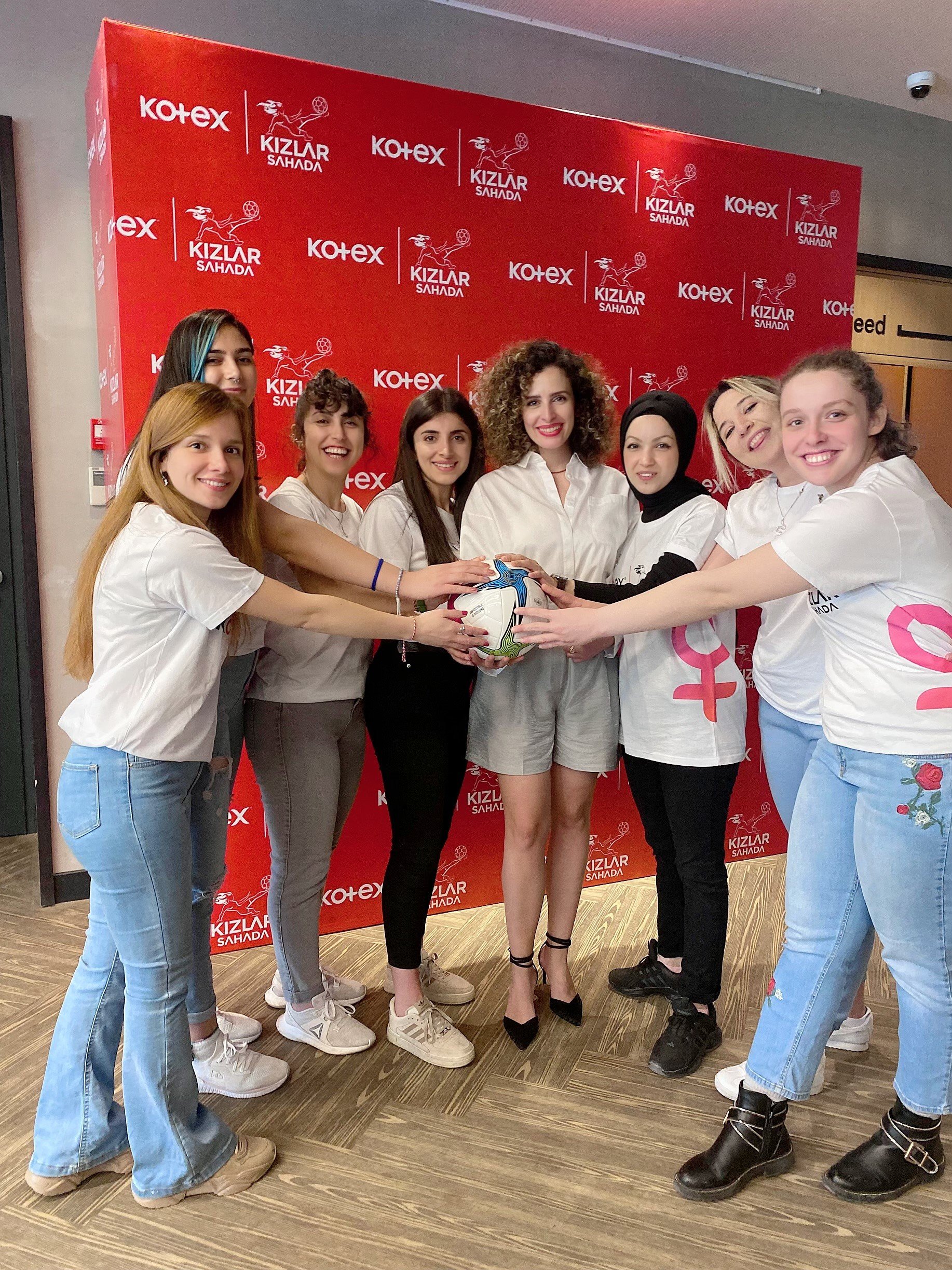 Kotex ve “Kızlar Sahada” kadın futbolu için el ele verdi