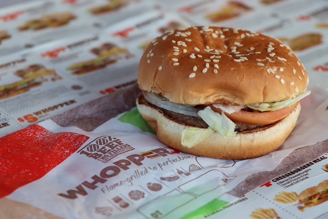 Burger King’e reklamlarda Whopper’ları yanlış tanıttığı için dava açıldı