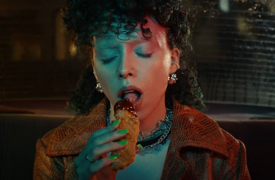 KFC, ilk ısırıkta aşkı kutluyor