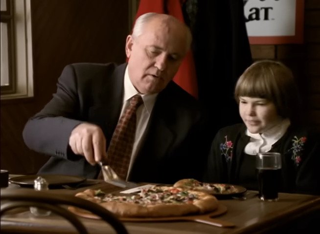 Gorbaçov’un 90’larda oynadığı tarihi Pizza Hut reklamı