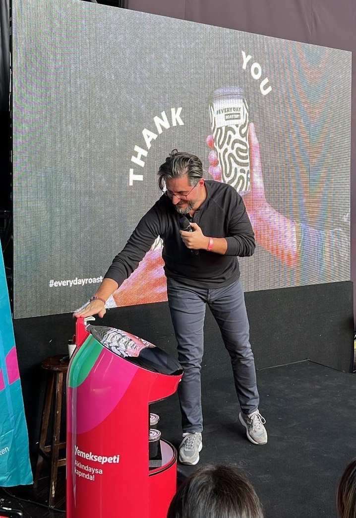 Kahve Festivali’nde Yemeksepeti’nin robotu YEBO kahve servis etti