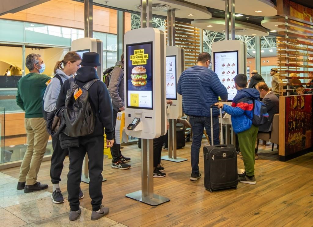 McDonald’s ilk dijital sipariş ekranlarını Sabiha Gökçen Havalimanı’nda hizmete sundu
