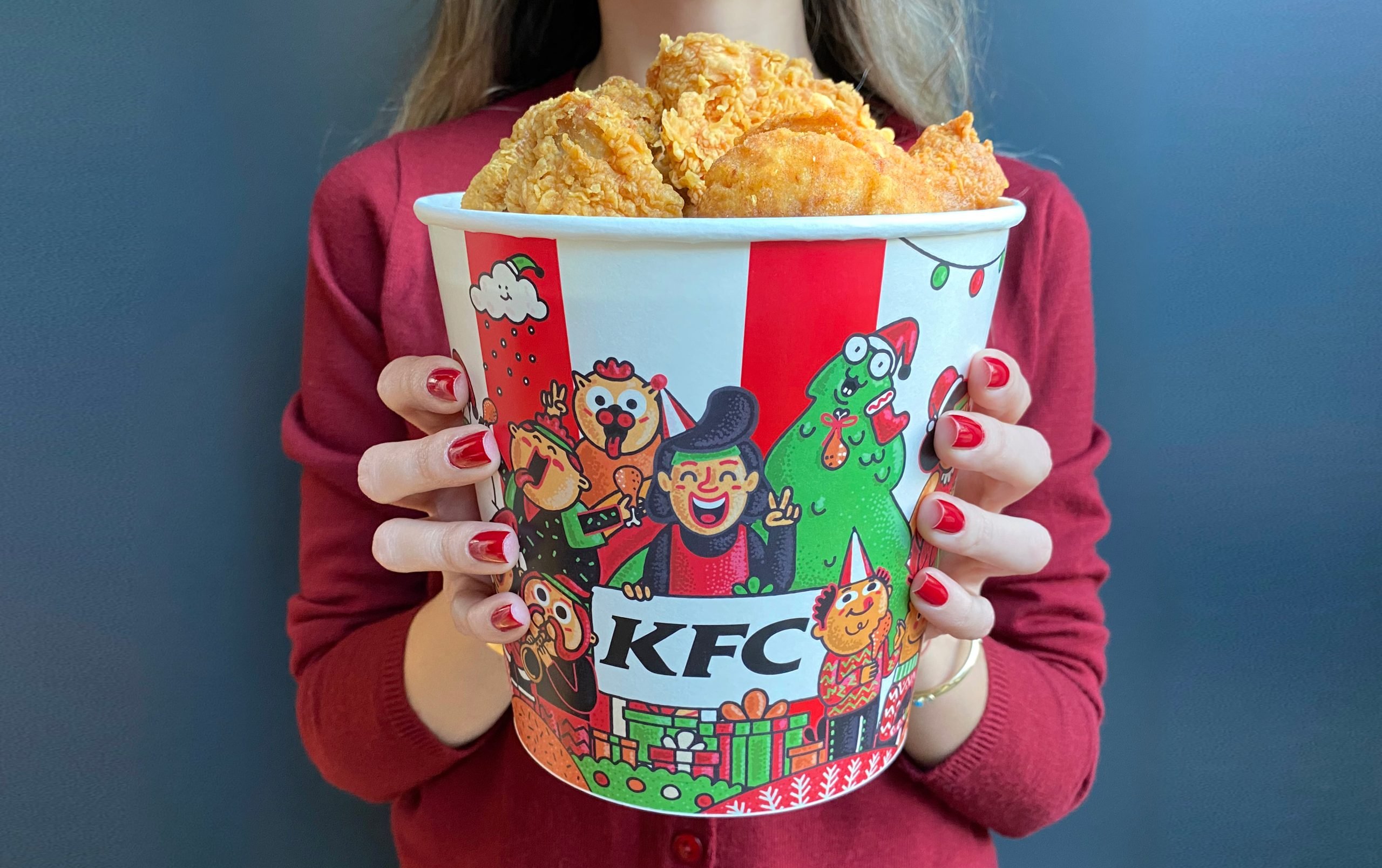 KFC Türkiye, ikonik kovasını yeni yıla özel yeniden tasarladı!