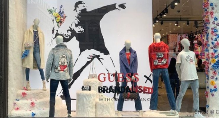 Banksy, Guess’i eserlerini izinsiz kullanmakla suçladı