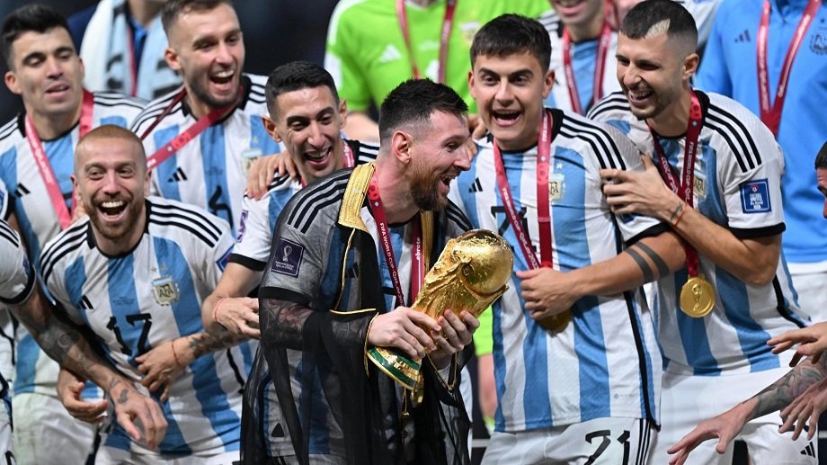 Messi’ye giydirilen “tunik” adidas’ın sevincini kursağında bıraktı