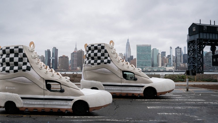 Vans, yeni spor ayakkabılarını iki dev kopyasıyla tanıttı
