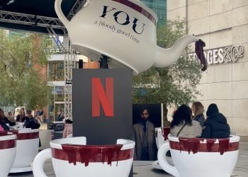 Netflix, “You” dizisinin yeni sezonunu kanlı dev çay fincanlarıyla tanıtıyor
