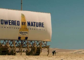 Corona, rüzgarın gücüyle hareket eden ilk reklam panosunu yaratıyor