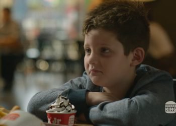 Burger King çocuklarının yemeklerini yiyen ebeveynlerle dalga geçiyor