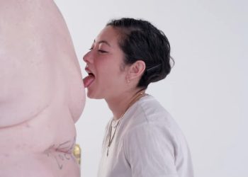 Liquid Death yeni çılgın kampanyasında “terli sırt yalatıyor”