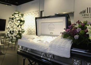 Havas şirket binasının lobisinde geçici bir cenaze evi kurdu