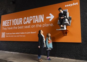 easyJet, yeni interaktif açıkhava kampanyasında gerçek pilotunu kullanıyor