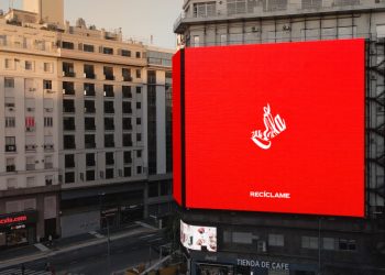 Coca-Cola geri dönüşümü teşvik etmek için ikonik logosunu ezdi!