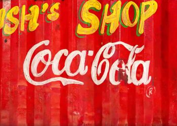 Coca-Cola dünya çapındaki kafe ve barların logosuna yaptığı yorumları benimsiyor
