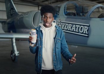 Pepsi’nin yapamadığını Liquid Death yapıyor ve gerçek savaş uçağı hediye ediyor!