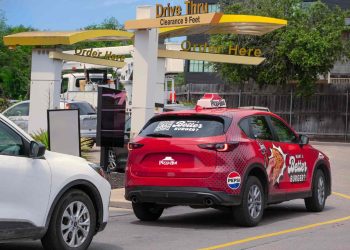 Pizza Hut, yeni “burgerini” tanıtmak için rakibinin arabaya servisine gizlice giriyor