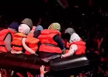 Banksy’den sürpriz gösteri: Festival kalabalığına şişme göçmen botu fırlattı