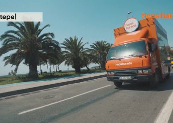 Hepsiburada kamyonu okula dönüş fırsatlarıyla İstanbul sokaklarında