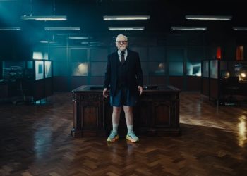 Brian Cox ve ASICS, çalışanları masadan kalkmaya teşvik ediyor!
