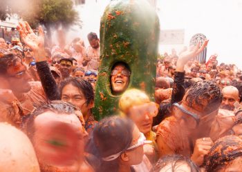 Heinz, La Tomatina Festivali’ne “İnsan Turşusu” gönderdi!