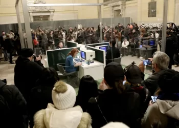 Apple, “Severance” oyuncularını New York’ta cam bir küpün içine hapsetti