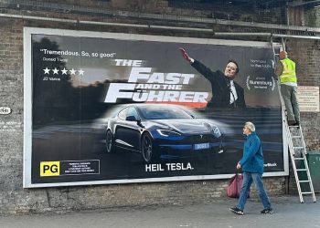 Londra, Elon Musk ve Tesla karşıtı reklamlarla dolup taştı!