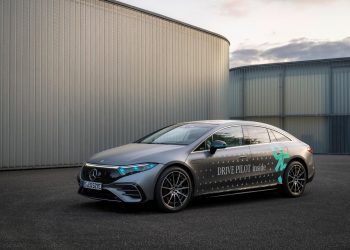 Mercedes-Benz otonom sürüş için turkuaz rengi seçti