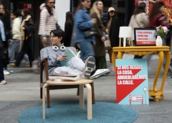 İspanyol gençlerden barınma protestosu: “Bize ev vermiyorsanız, sokakları ev gibi döşeriz”