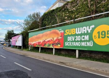 Subway’den sokaklara taşan dev sandviç