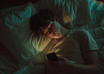 Neden bu kadar çok kişi gece yarısına kadar telefonlarıyla uğraşıyor?