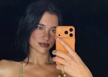 “Shot on iPhone” kampanyasında Dua Lipa sahneye iPhone 17 ile çıktı
