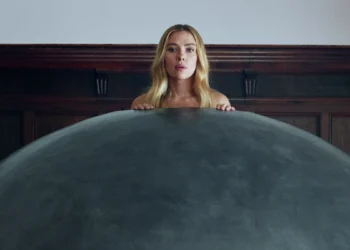 Prada’nın tuhaf reklamında Scarlett Johansson klonlarıyla sahne alıyor