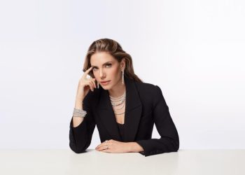 Atasay, Eda Ece ile tak tak konuşuyor