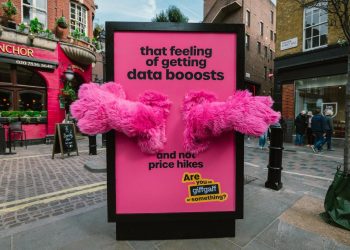 Giffgaff’tan sarılan açık hava reklamı!
