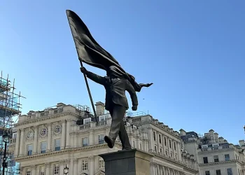 Banksy’nin yeni heykeli Londra’nın imparatorluk meydanına dikildi