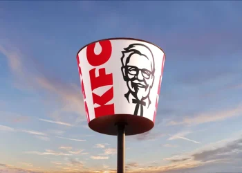 KFC’den kapsamlı yenilenme: İkonik tavuk kovası markanın merkezine yerleşti