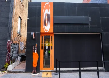 A&W yeni smash burgerini ezilmiş bir restoranla tanıttı