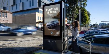 BMW, elektrikli araç şarj istasyonlarını hedefli reklam alanına çevirdi