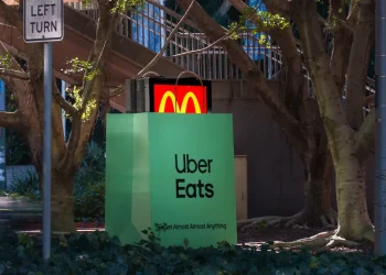 Uber Eats dev markaların reklamlarını kendi çantasına koydu