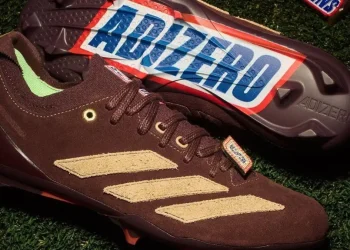 Snickers ikonik çikolatasını Adidas kramponlarına taşıdı