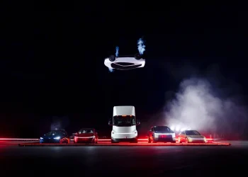 Tesla’nın “uçan otomobili” Roadster tanıtıldı
